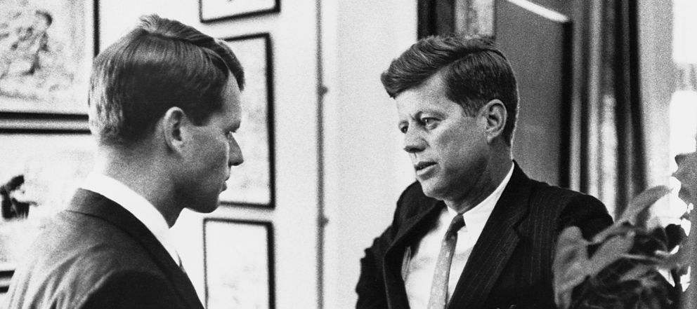 Robert y John F. Kennedy en 1959. (Corbis)