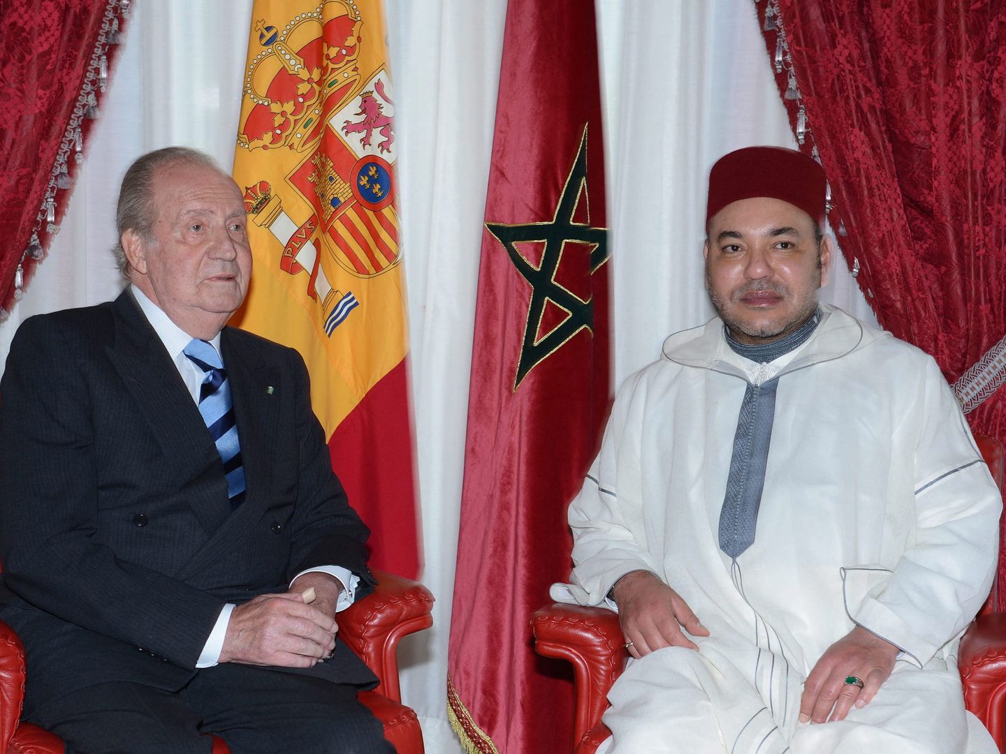 Mohamed VI sentado junto al rey emérito  en 2013. (EFE)