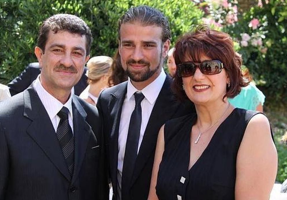 Mario Biondo con sus padres (I.C.)