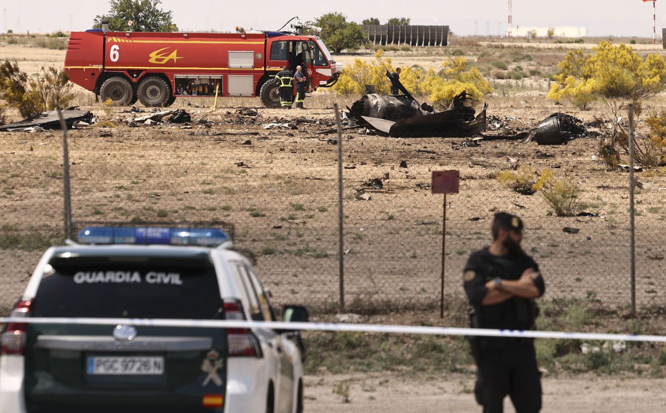 Los restos del avión accidentado y el operativo de Bomberos y Guardia Civil. (EFE)