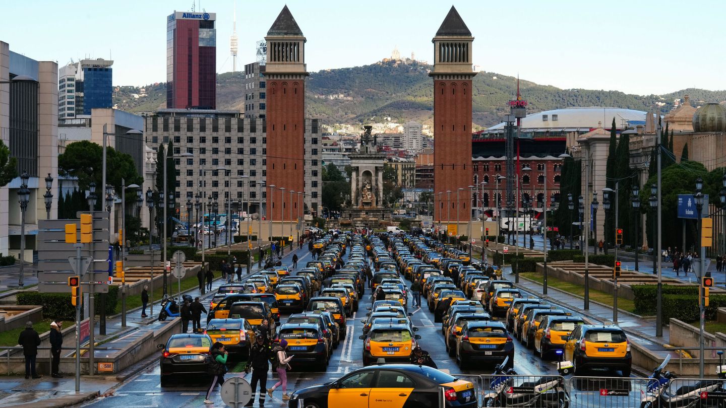 Concentración de taxistas en Barcelona contra Uber, Bolt, Cabify y FreeNow. (EFE)