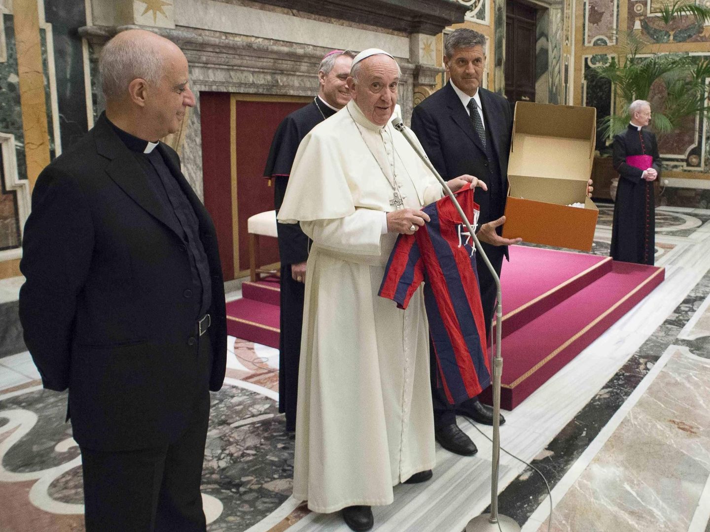 El papa Francisco, posando con la camiseta del San Lorenzo. (EFE)
