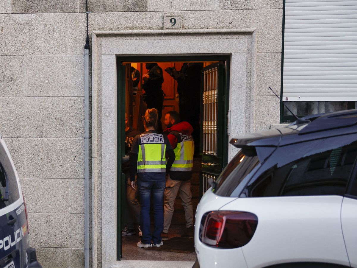 Foto: Agentes de la Policía Nacional inspeccionan el lugar del crimen. (EFE/Lavandeira)