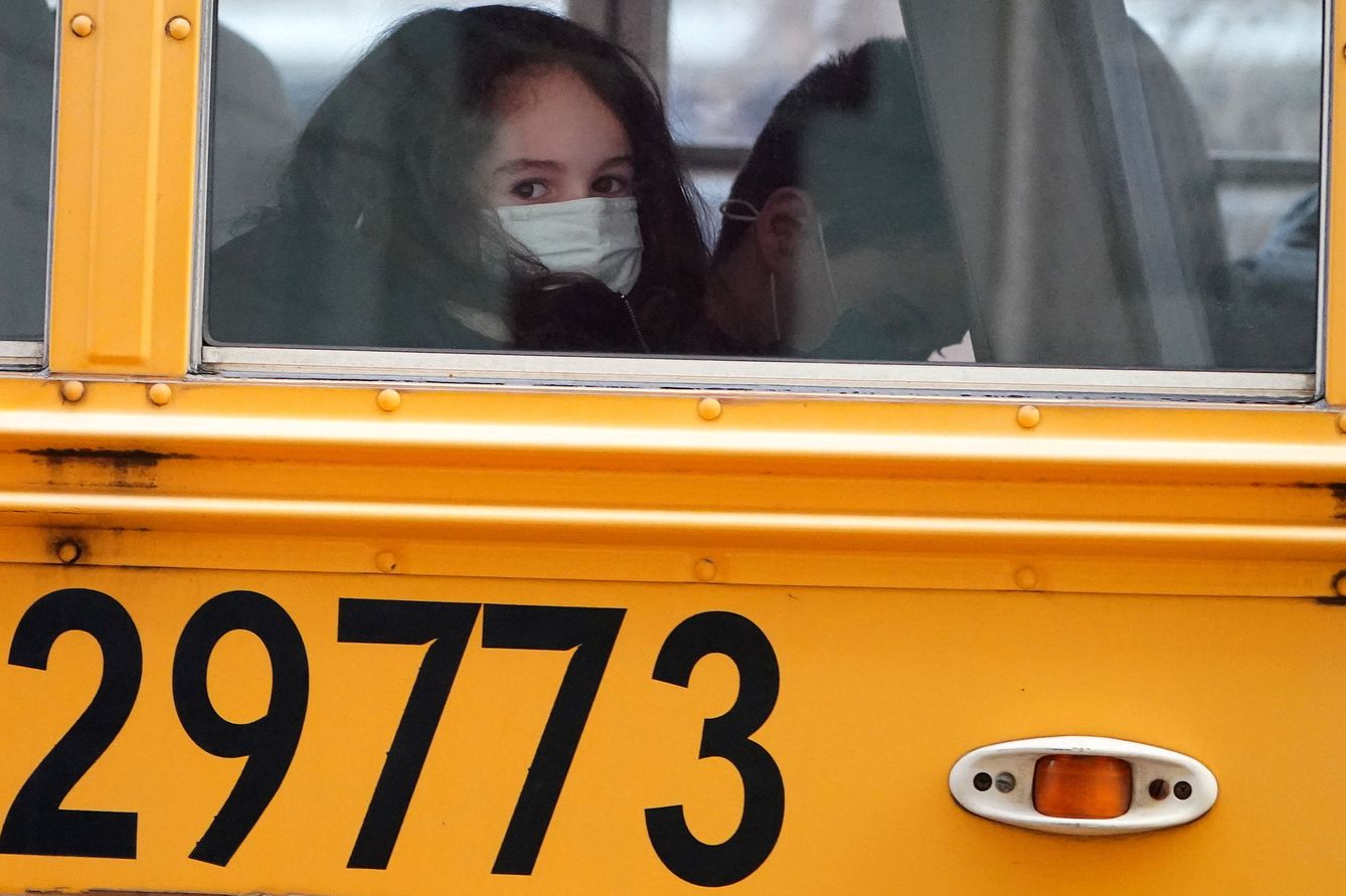 Niños en un autobús escolar en Nueva York. (Reuters)