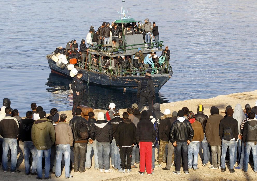 Foto: Una imagen de archivo muestra la llegada de inmigrantes a la isla de Lampedusa, al sur de Italia (Reuters). 