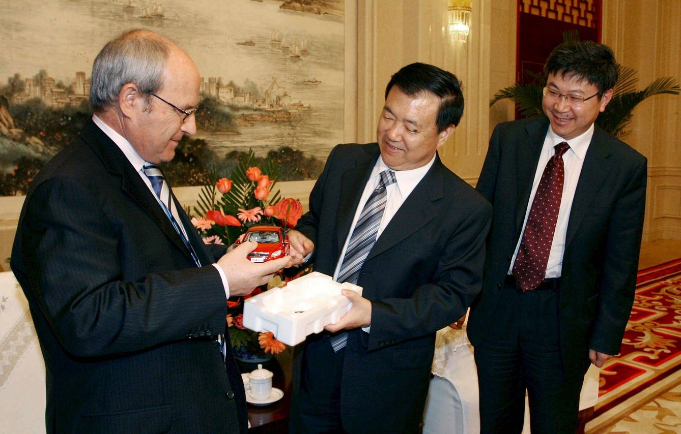 Montilla recibe un coche de juguete de manos del gobernador de Anhui, Wang Sanyun, y en presencia del director de Chery, Yin Yaotong. (EFE)