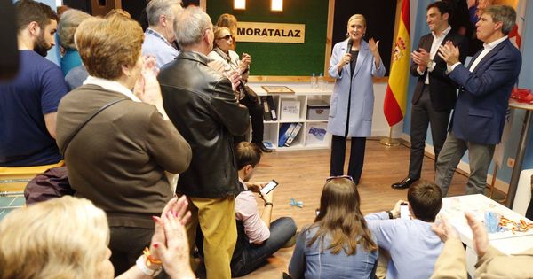 Foto: Cristina Cifuentes con afiliados del PP de Moratalaz.