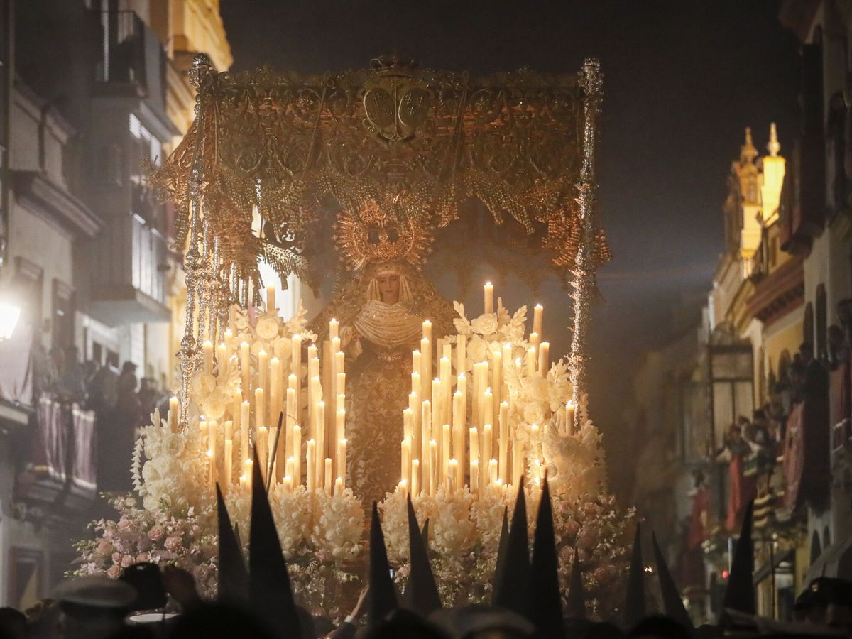 Foto: Madrugá de Semana Santa en Sevilla. (EFE/José Manuel Vidal)