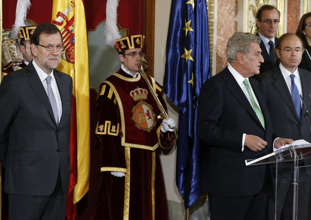 Foto: Jesús Posada (c), junto al jefe del Ejecutivo, Mariano Rajoy (i), durante su intervención en el acto central del Día de la Constitución. (EFE)