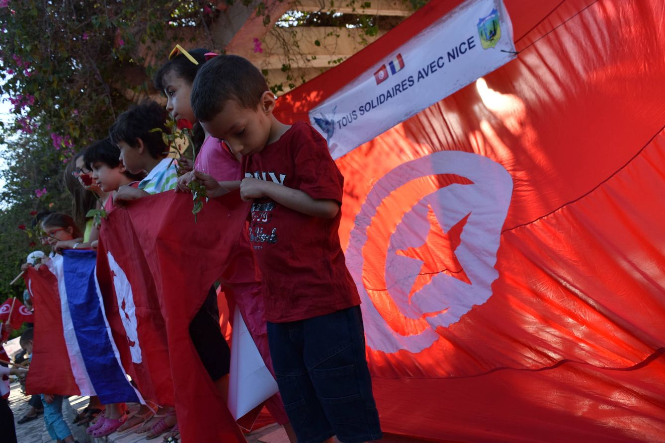 Varios niños sujetan las banderas francesa y tunecina ante el lema 'Todos solidarios con Niza'. (L.J.V)