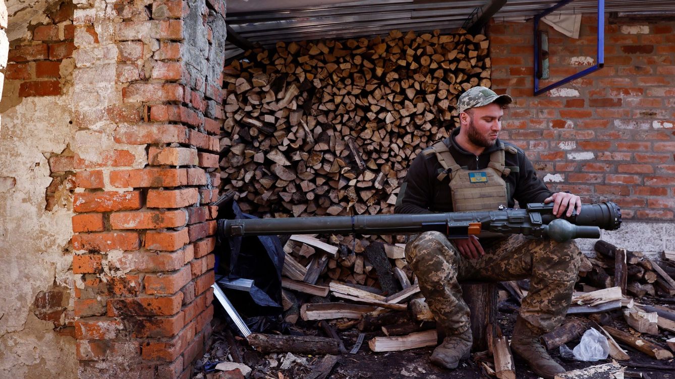 Foto: Un soldado ucraniano en la ciudad de Bajmut. (Reuters)