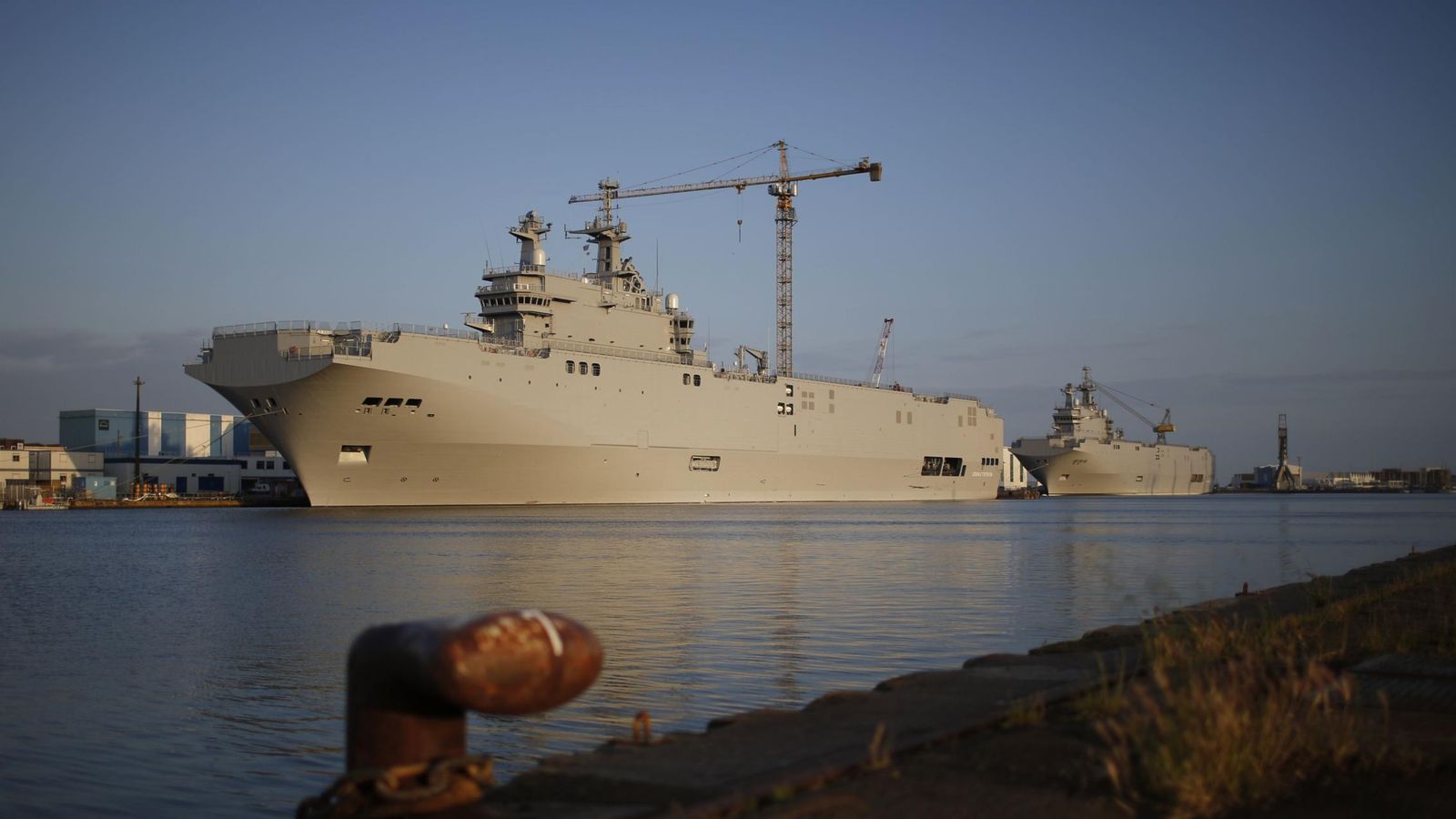 Foto: Los dos buques Mistral en el puerto de Saint-Nazare, el pasado mayo (Reuters)