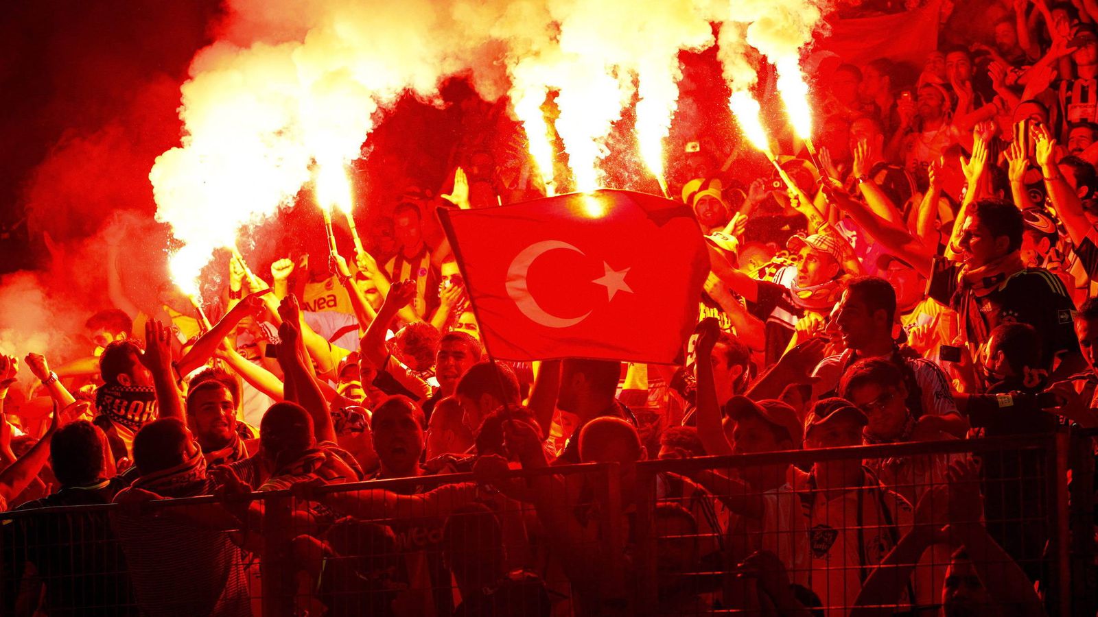 Foto: Hinchas suizos y turcos encienden luces rojas. (EFE)