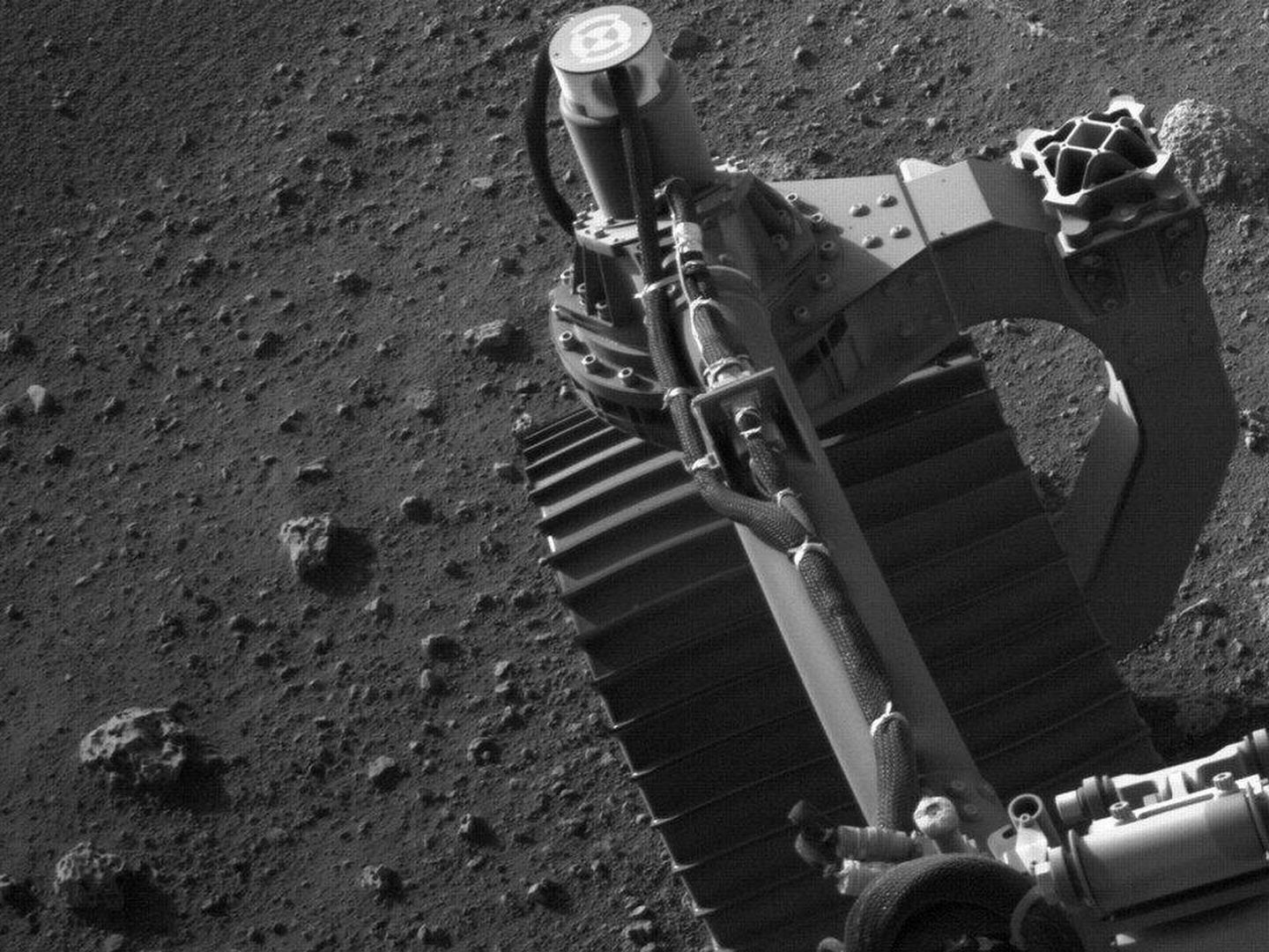 El rover trabajando en la obtención de información sobre la geología, atmósfera y las condiciones ambientales de Marte (NASA)