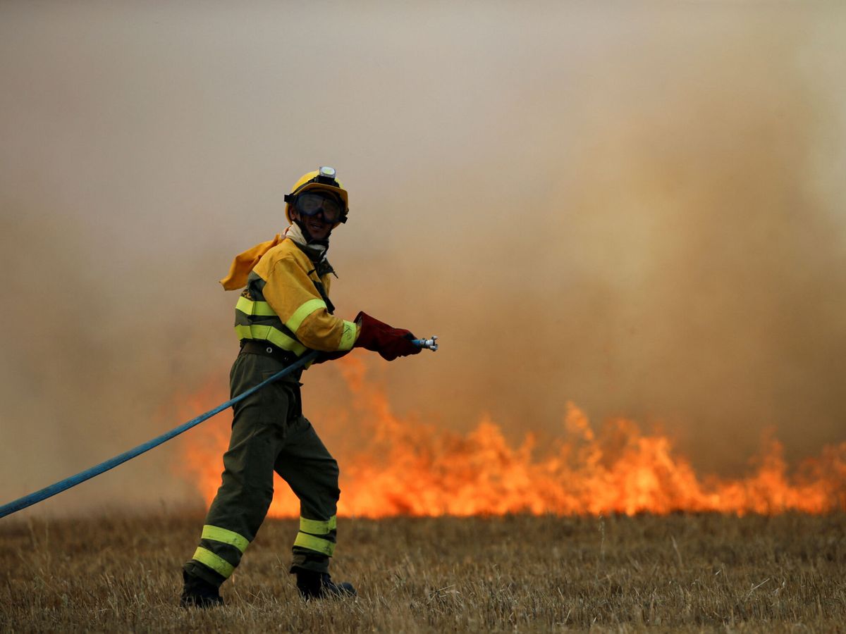 Foto: Un bombero trabaja en las labores de extinción de un incendio de Zamora. (Reuters/Isabel Infantes)