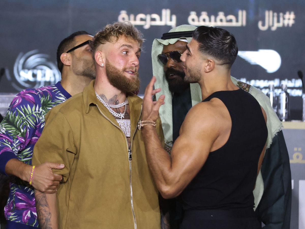 Foto: Jake Paul y Tommy Fury en la rueda de prensa previa a la pelea en Riad. (REUTERS/Ahmed Yosri).