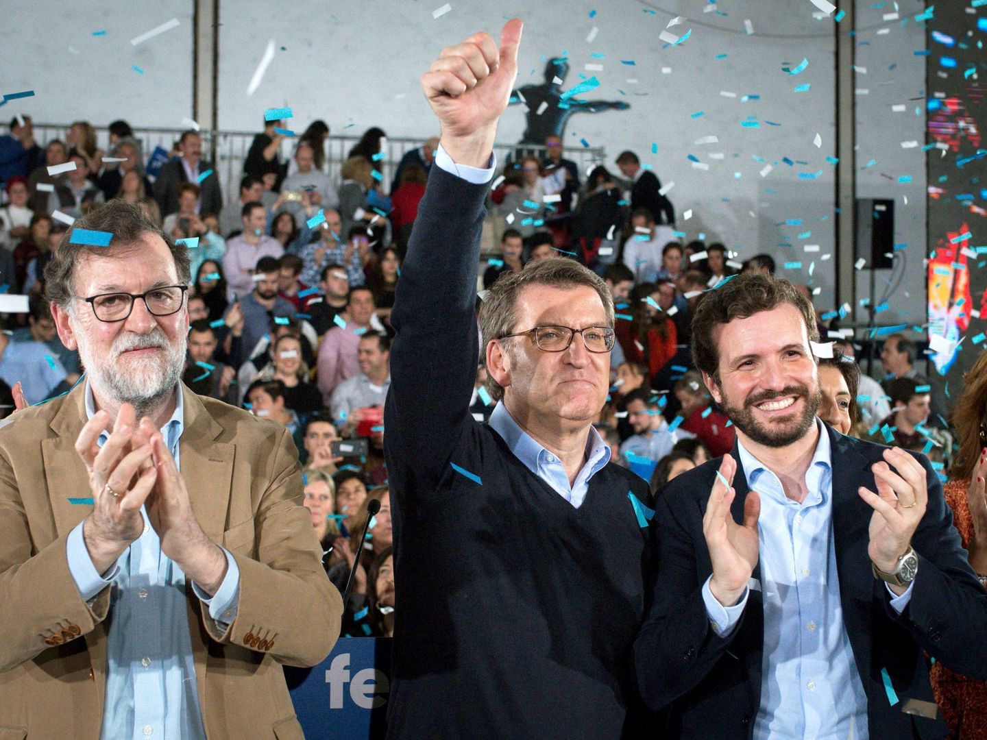 Alberto Núñez Feijóo, arropado por Mariano Rajoy y Pablo Casado, en Ourense. (EFE)
