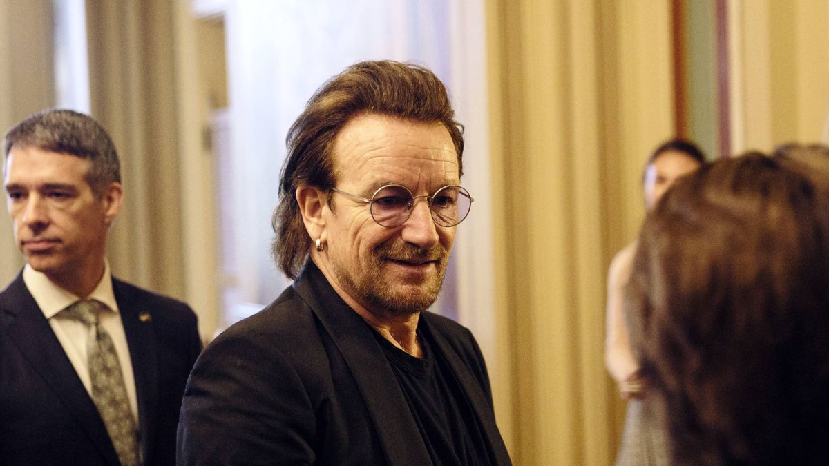 Bono (U2), de paseo por la Alhambra mientras conoce a la familia de su yerno, Diego Osorio