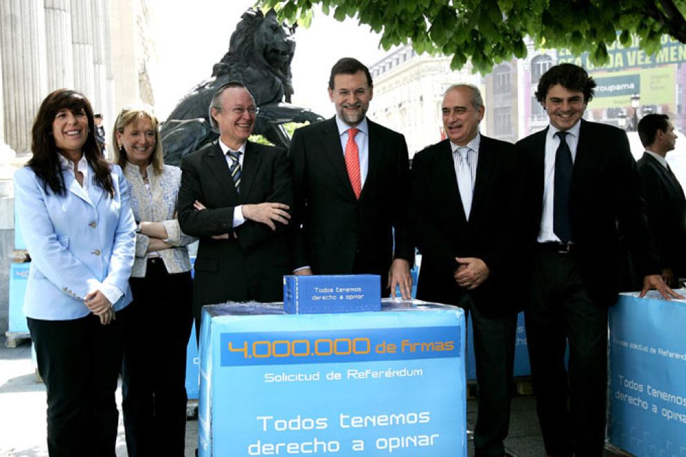 Foto: Rajoy se presenta en el Congreso con más de cuatro millones de firmas a favor del referéndum