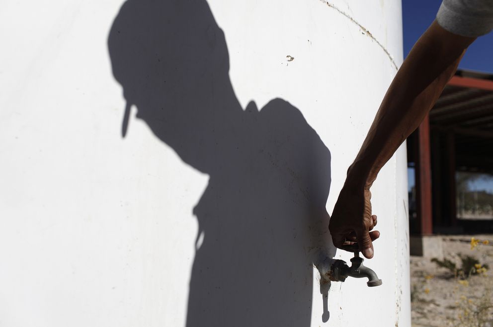 Un hombre abre un grifo del que no sale agua en San José de los González, México (Reuters).