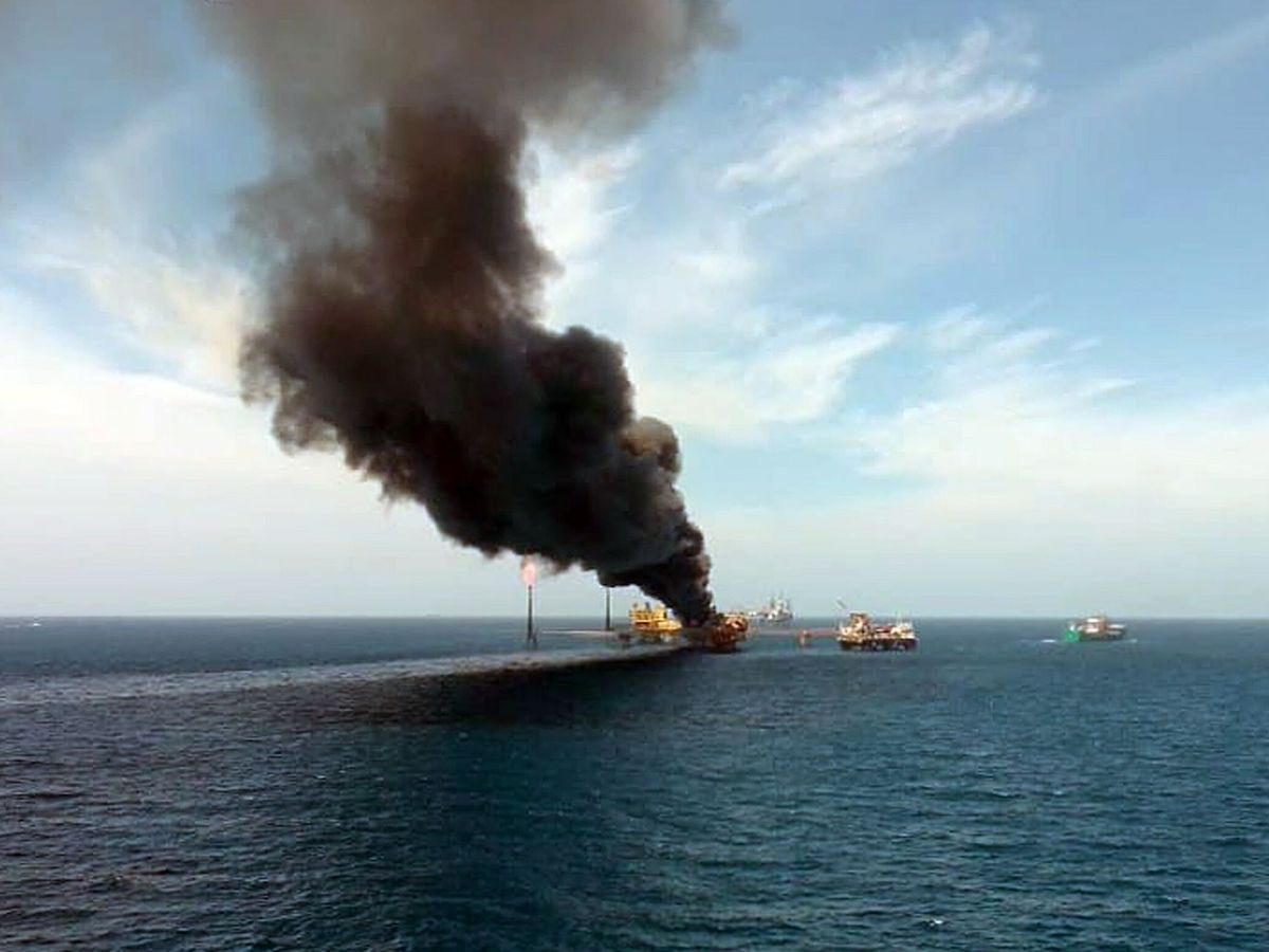 Foto: Incendio en una plataforma petrolera en el Golfo de México. (EFE)