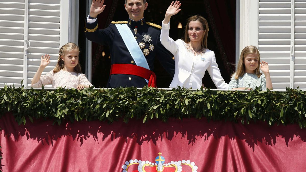 Felipe VI celebra su primer año de reinado condecorando a 38 'héroes de la calle'