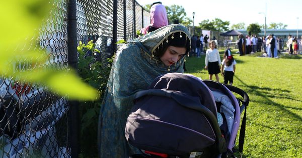 Foto: Una mujer musulmana cuida de su hijo en un parque (Reuters/Gabriela Bhaskar)