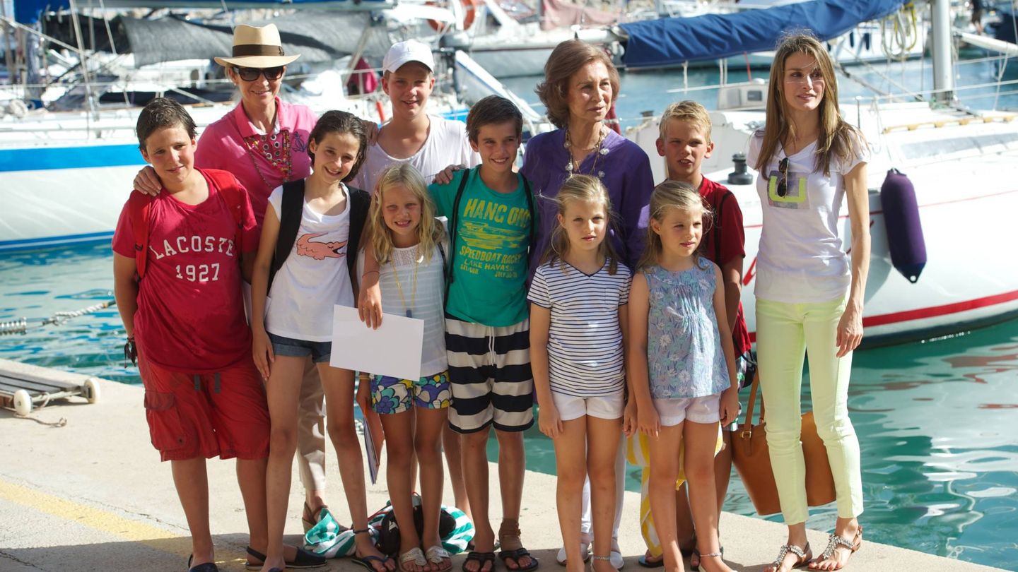 La infanta Elena, la reina Sofía y la reina Letizia, en Palma, en 2013, con los ocho nietos Borbón. (Getty)