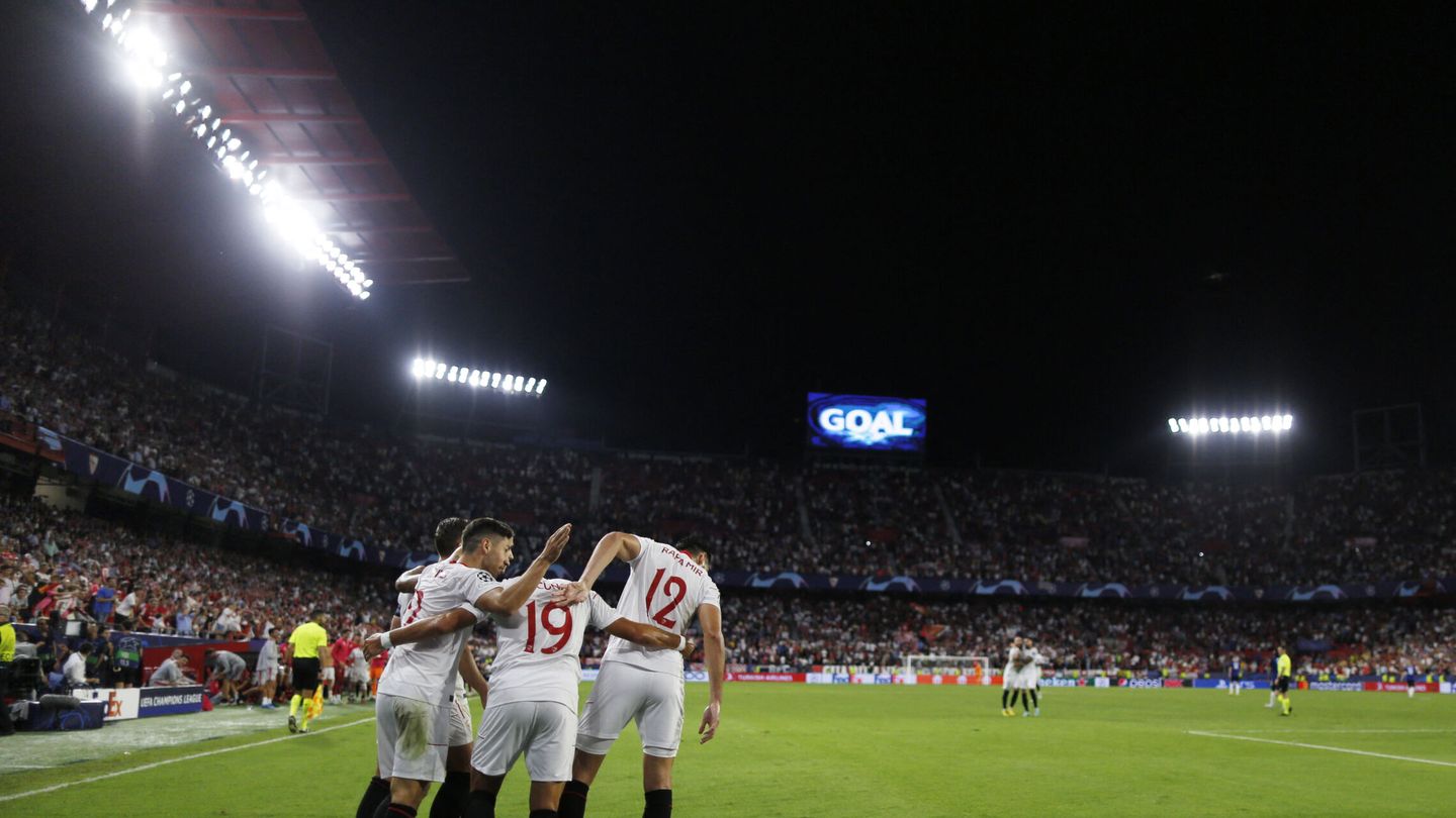 Los jugadores del Sevilla celebran el segundo gol. (Reuters/Marcelo del Pozo)