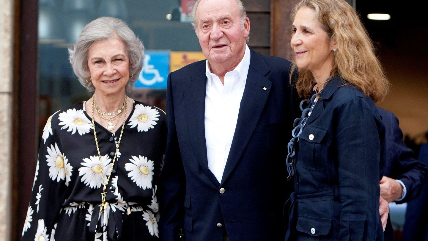 La reina Sofía, con el rey Juan Carlos y la infanta Elena en Sanxenxo el verano pasado. (EFE)