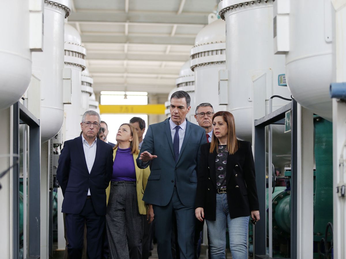 Foto: Pedro Sánchez, en su visita a la desaladora de Torrevieja. (Joaquín Reina/Europa Press) 
