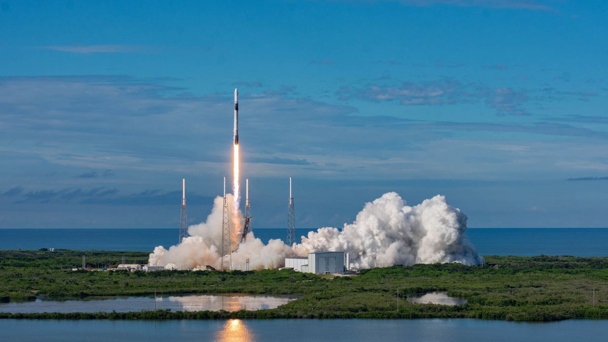 SpaceX lanza hoy 60 nuevos satélites al espacio… y eso preocupa a los astrónomos