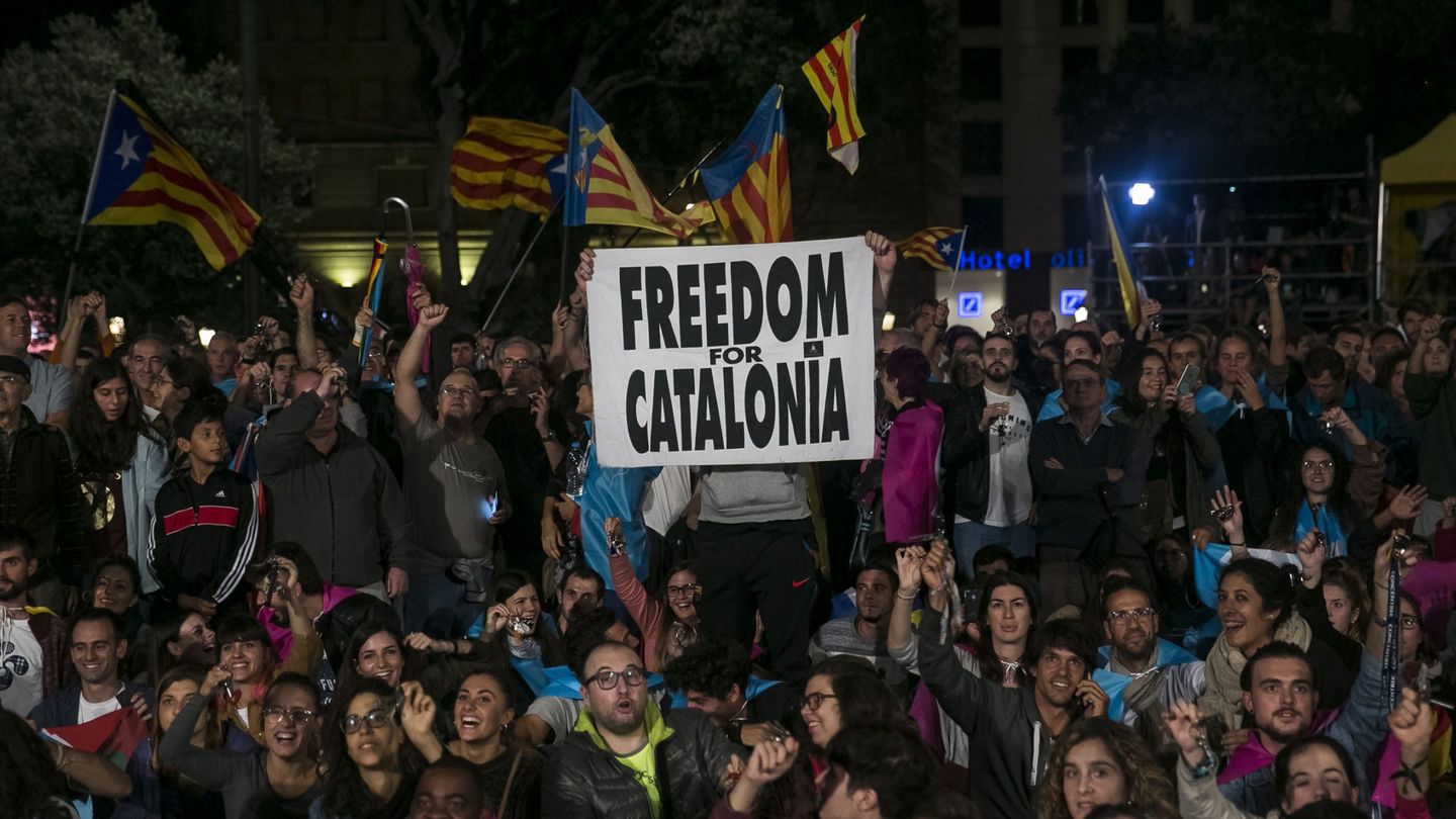 Cientos de personas congregadas el 1 de octubre de 2017 en la plaza de Cataluña de Barcelona, donde Cuixart pronunció un discurso. (EFE)
