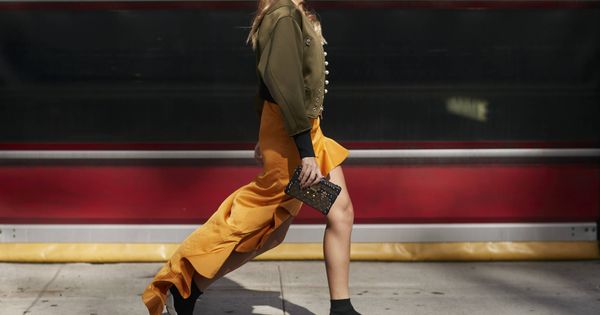 Foto: A cualquier parte. Las reinas de Instagram hacen suya la tendencia 'sporty'... a través de las zapatillas. (Imagen: Imaxtree)