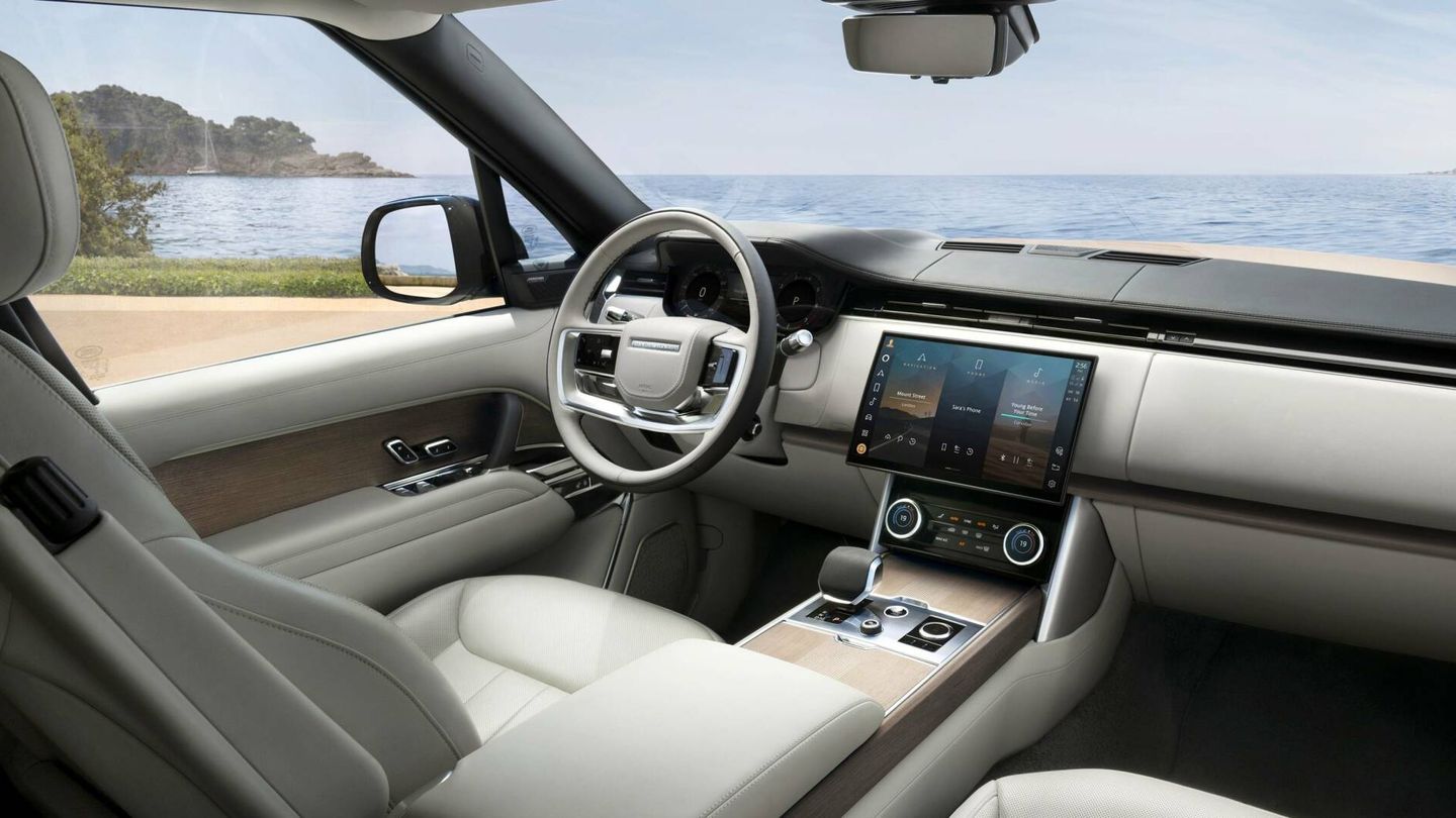 La pantalla central es la más grande que ha montado un Range Rover hasta la fecha: 13,1 pulgadas, además de que es curva.