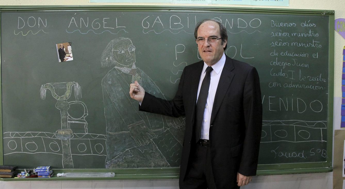Ángel Gabilondo, durante su visita a un instituto de enseñanza secundaria. (EFE)