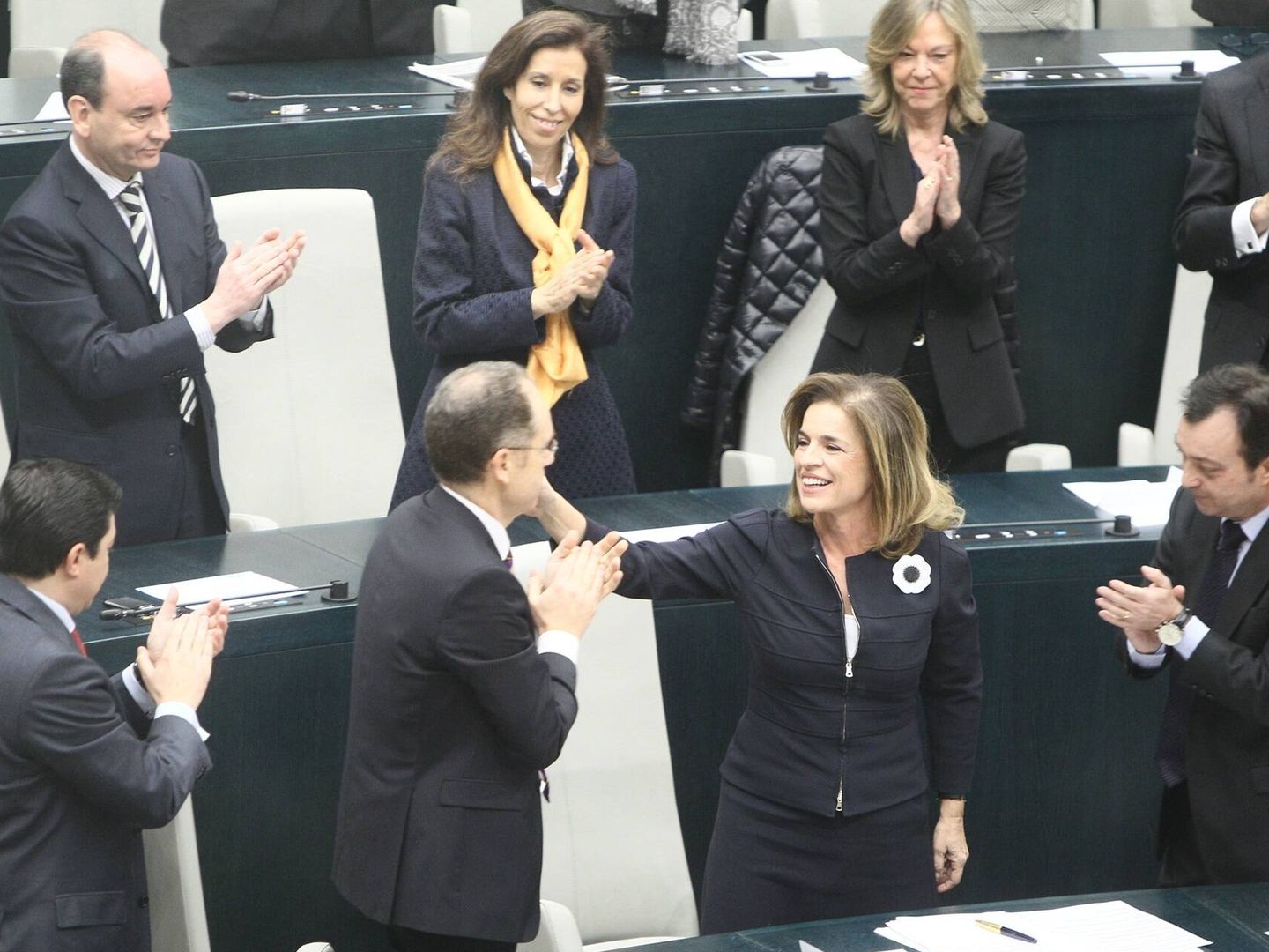 Ana Botella saluda tras ser proclamada alcaldesa de Madrid. (Europa Press/Eduardo Parra)