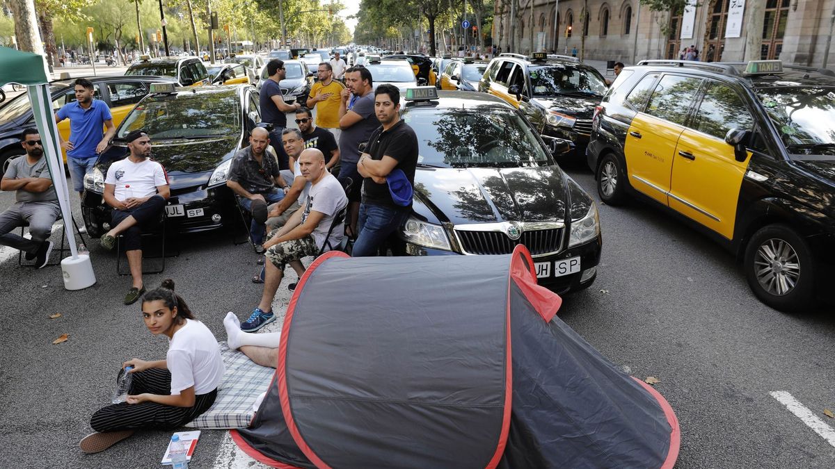 Segunda noche en la calle de los taxistas barceloneses y "marchas lentas" en Madrid