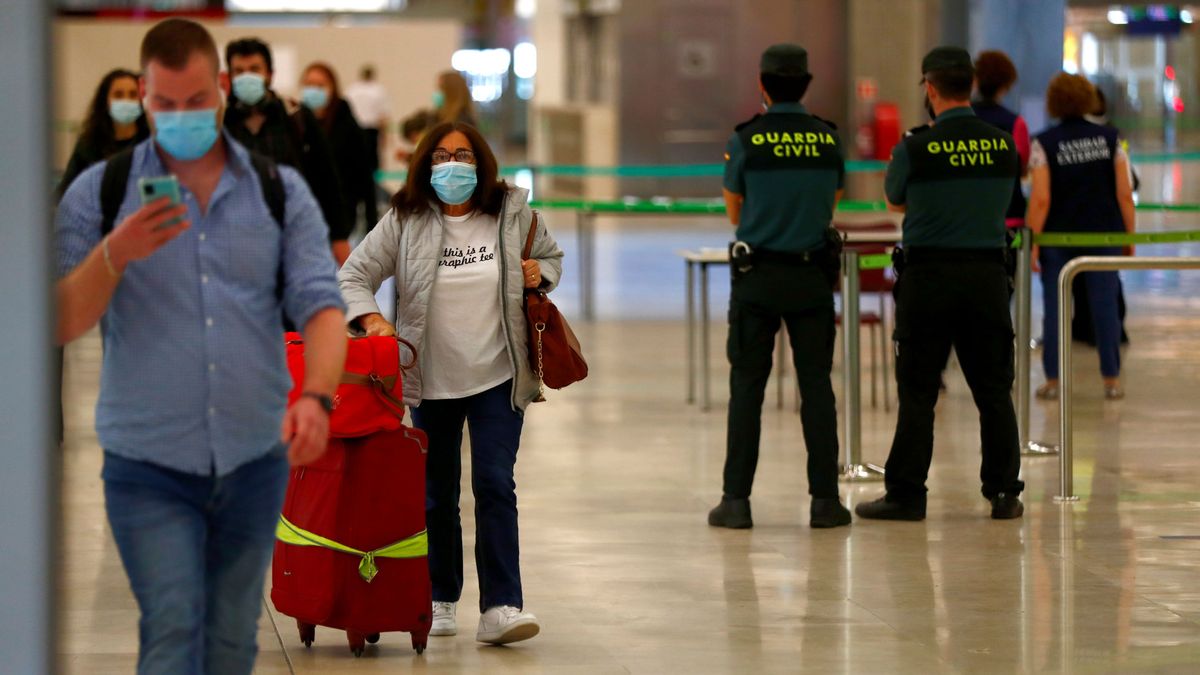 Los aeropuertos reabren con normalidad a pesar de las críticas a los controles anticovid