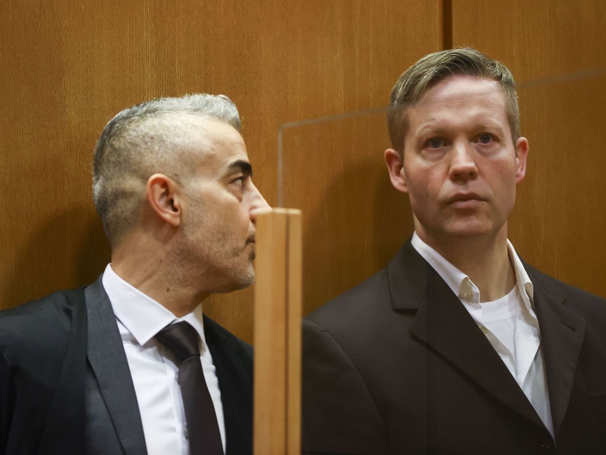Foto:  Stephan Ernst (d) y su abogado. (EFE)
