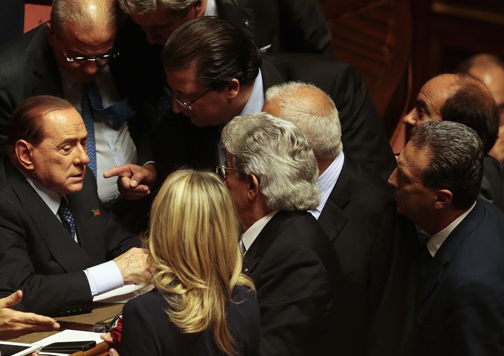 Foto: Silvio Berlusconi, rodeado por senadores italianos tras pedir Letta un voto de confianza (Reuters).