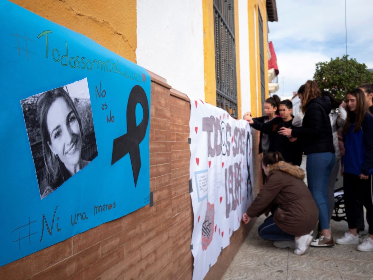 Foto: Vecinos rechazan la muerte de la joven zamorana Laura Luelmo. (EFE/Julián Pérez)