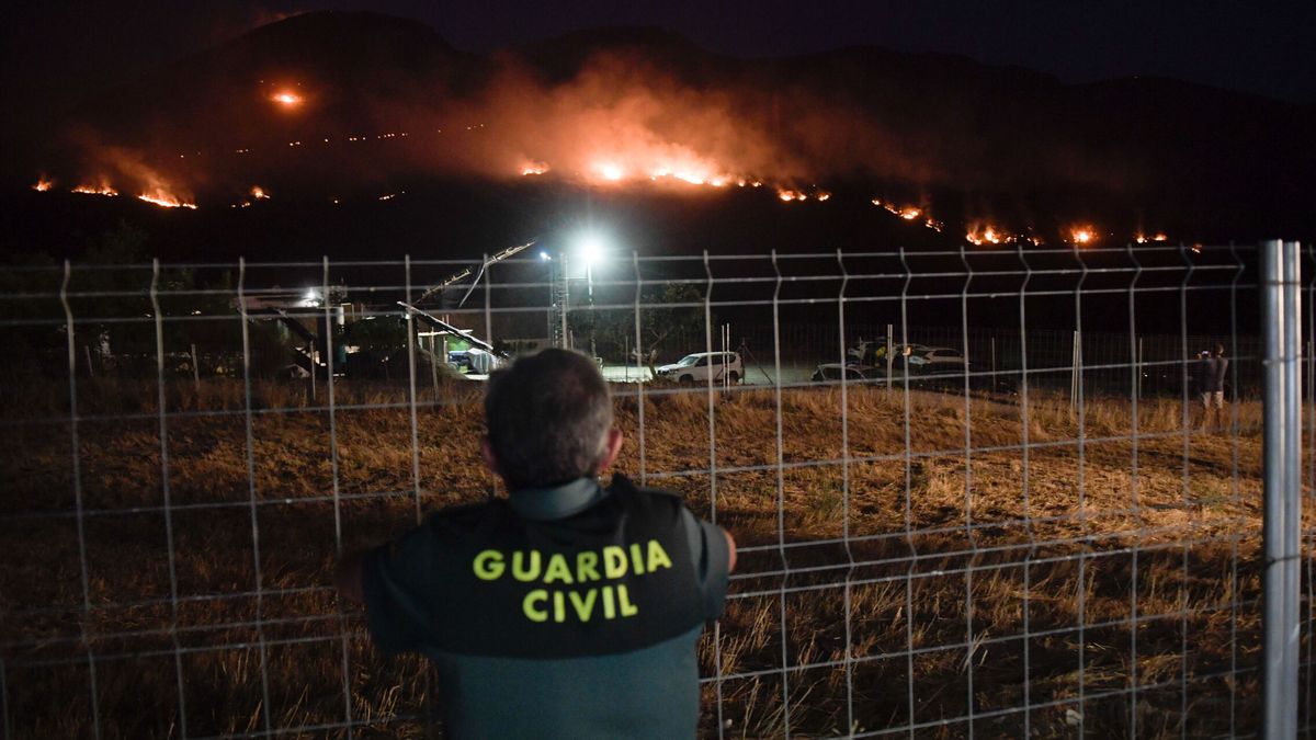 Efectivos del Infoca combaten un incendio forestal declarado en Pinos Puente (Granada)