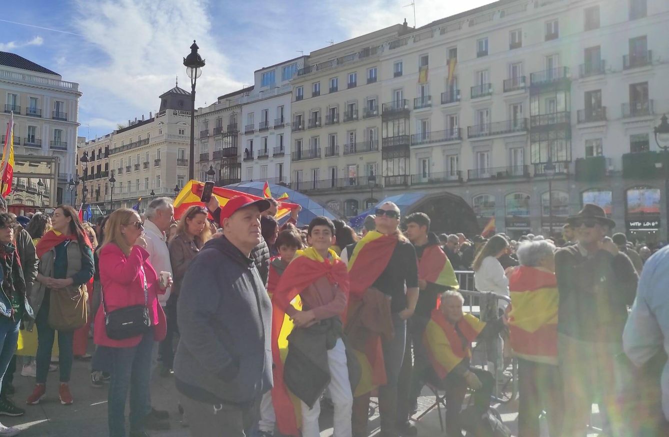 Varias personas concentradas en la Puerta del Sol, de Madrid, antes del discurso de Feijóo. (L.B.)