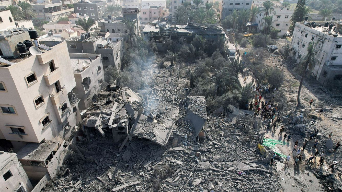 Foto: Una casa derribada tras un misil de Israel en Deir al Balá, en el centro de Gaza. (Reuters/Mohammed Fayq Abu Mostafa)