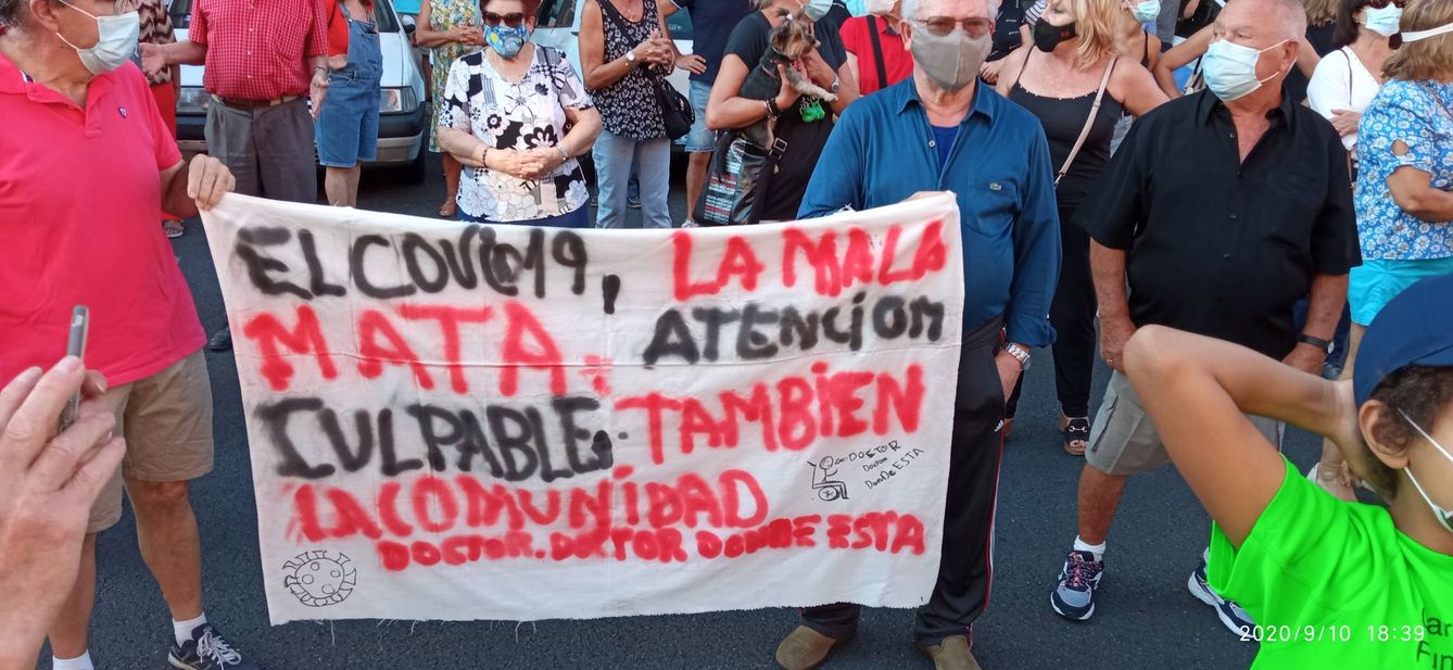 Cartel de protesta en la movilización vecinal en Abrantes ante la falta de médicos. (EC)