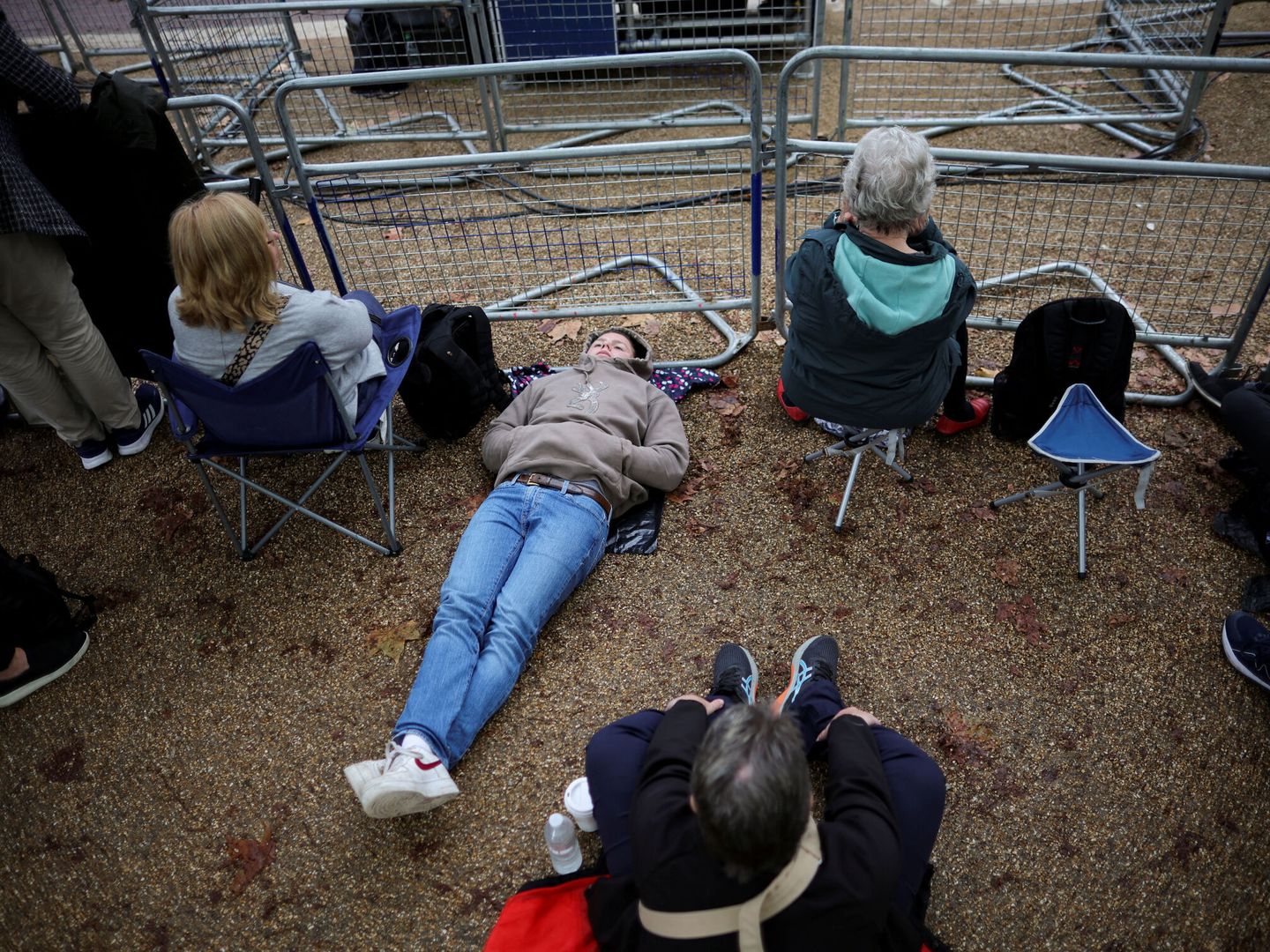 Varias personas esperan en 'The Mall' el paso del féretro. (Reuters/ Carlos Barria)
