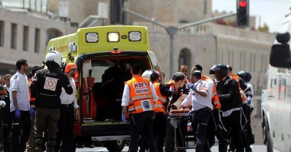 Foto: Médicos israelíes trasladan a la mujer a un centro hospitalario tras ser apuñalada. (Reuters)