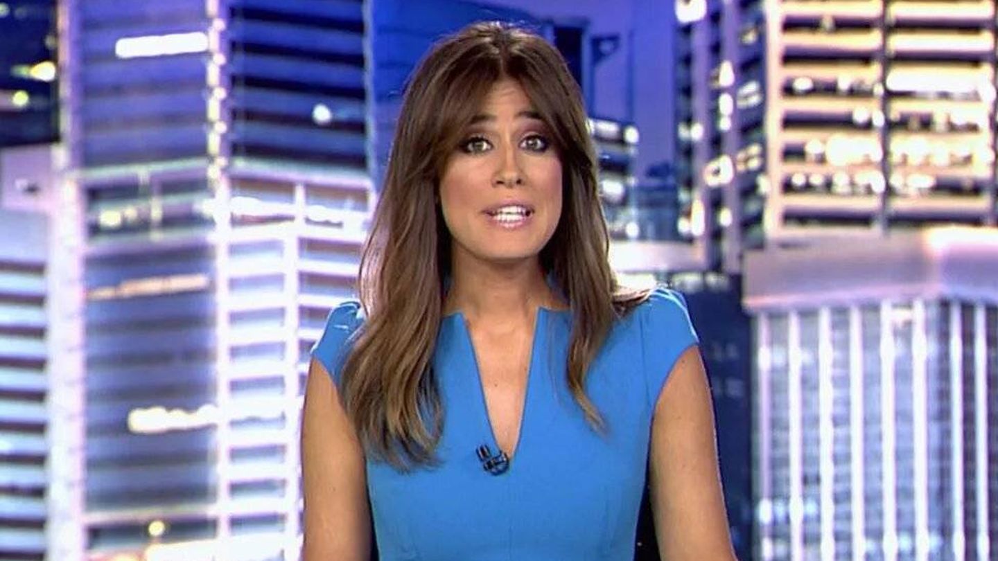 Isabel Jiménez, durante el informativo de Telecinco con el cabello ligeramente más aclarado. (Cortesía)