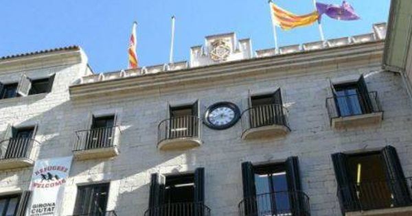 Foto: Retirada de bandera del Ayuntamiento de Gerona 